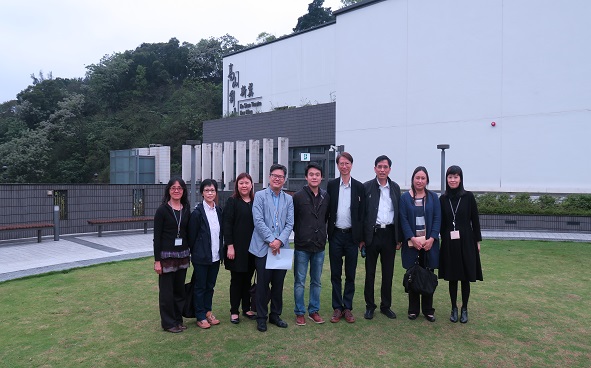 CHEUNG Yan-hong (Third from right), Chairman of LDFMC of KCDC; PUN Kwok-wah (Fourth from right), Chairman of KCDC; KWAN Ho-yeung (Fifth from right), DC member of KCDC and colleagues of Leisure Services Branch, LCSD visited Ko Shan Theatre New Wing  (Taken on 12 April 2016)