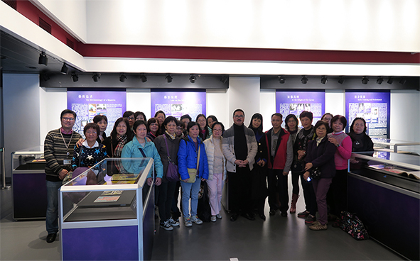 Former-COAC Chairman Dr Stephen CHOW Chun-kay, COAC Chairman Mr Charles CHOW Chan-lum and members of Lam Kar Sing Fan Club visited the exhibition "A Voice for the Ages, a Master of his Art - A Tribute to Lam Kar Sing" at Exhibition Gallery of Ko Shan Theatre New Wing. (Taken on 20 Dec 2015)