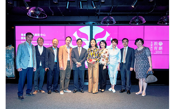 The Chairman of the Cantonese Opera Advisory Committee, Professor Andrew Chan (fifth left); the Chairperson of the Chinese Artists Association of Hong Kong, Dr Liza Wang (sixth left) and the Chairman of the Cantonese Opera Development Fund Advisory Committee, Professor Lui Yu-hon (second right) with