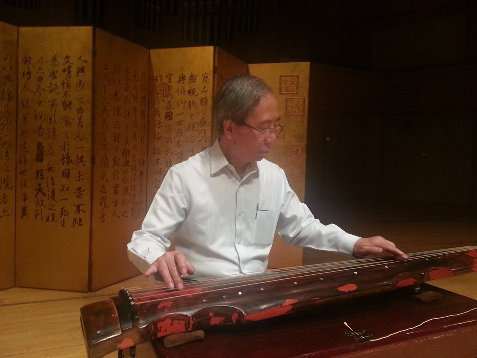 Playing the guqin