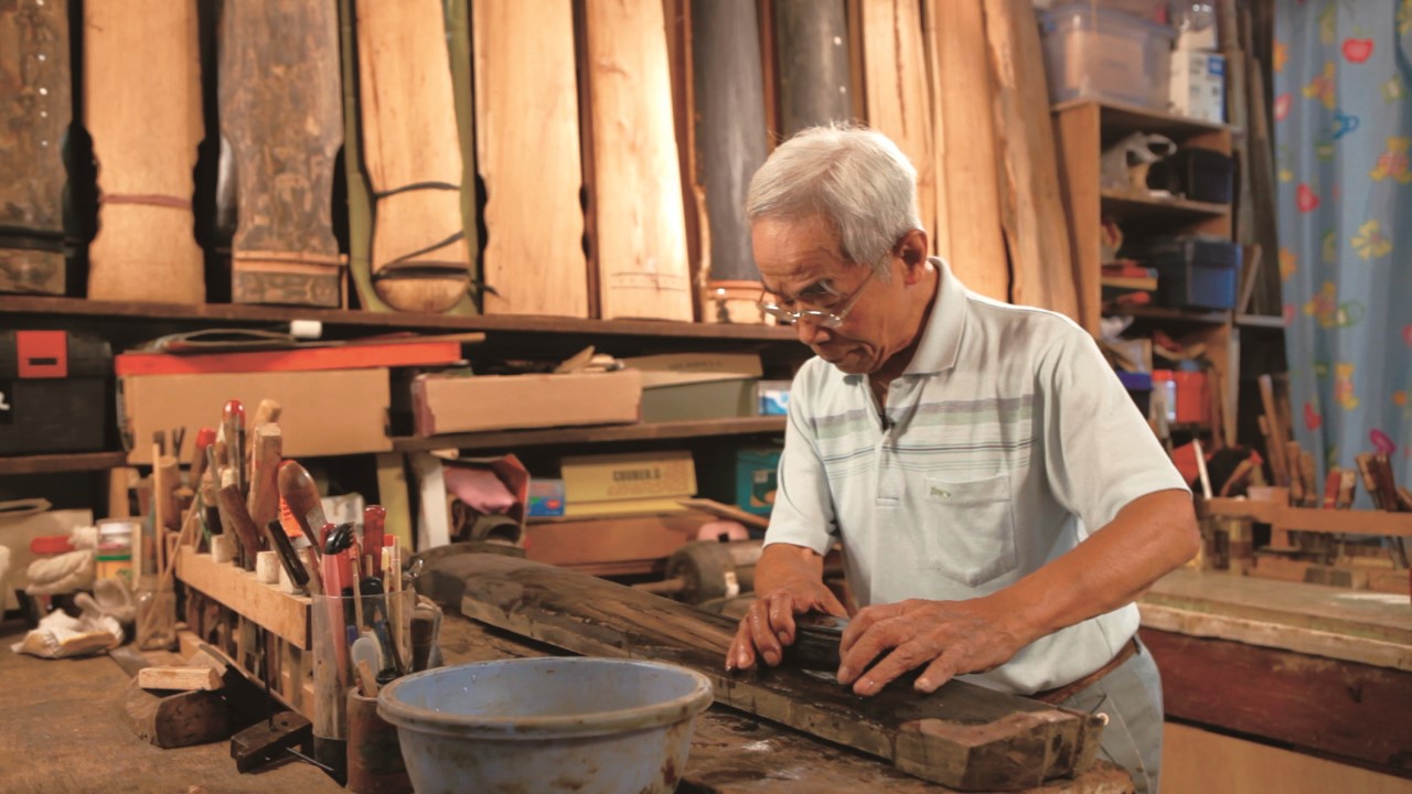 Sanding: After completing the wood base and priming the lacquer cement, repeated sanding on the surface of the guqin is required. (Demonstration by Choi Chang-sau)