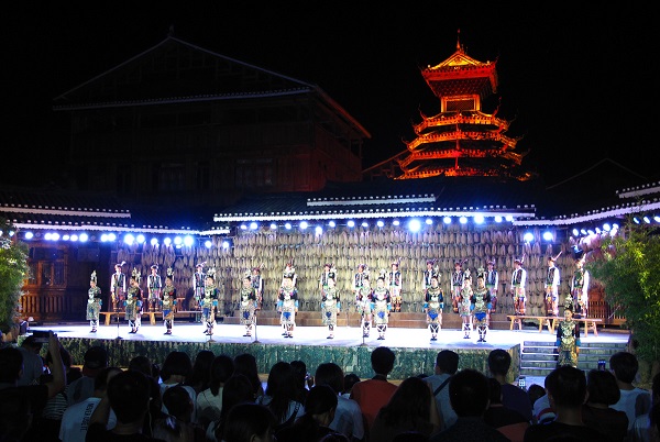 A modern staged performance of Grand Song