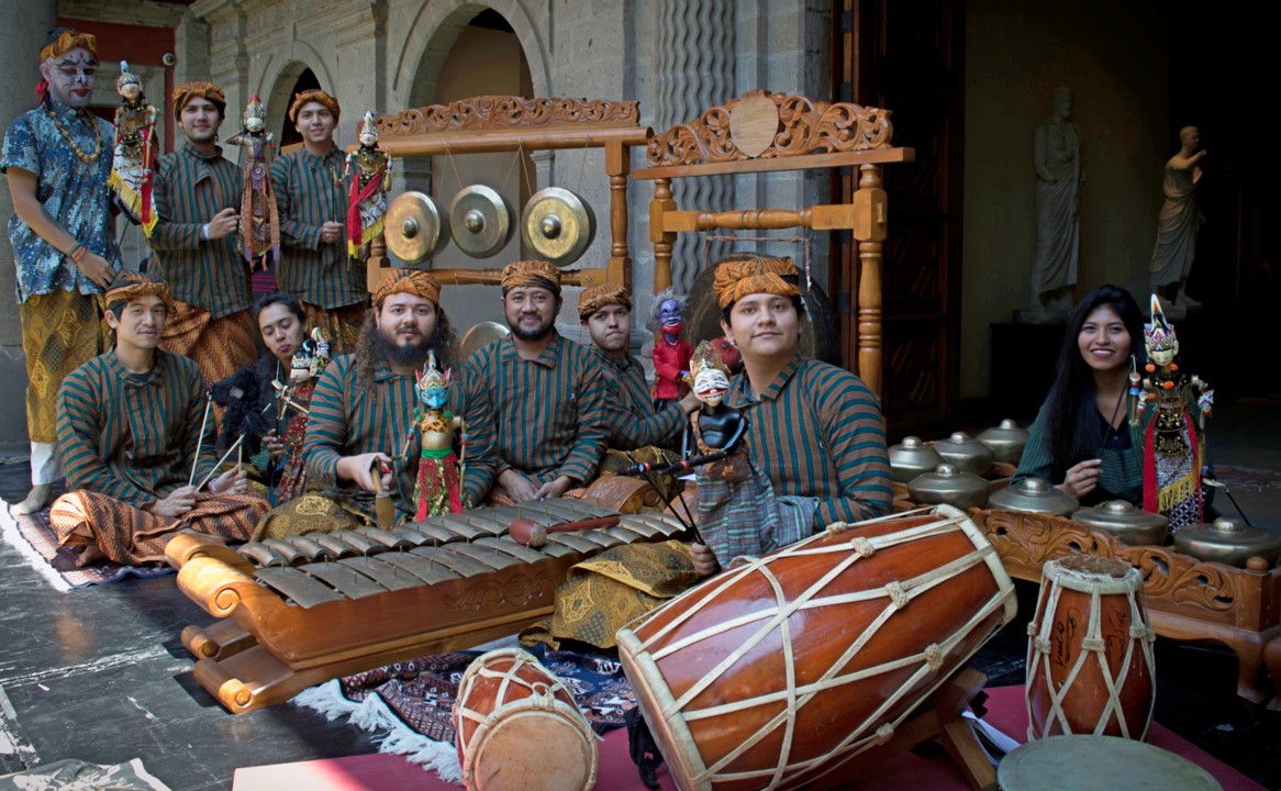 Gamelan salendro with rod puppet theatre Wayang Golek